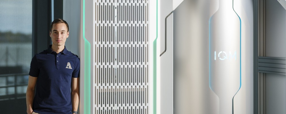 Eric Hyyppä seisoo IQM:n tiloissa.