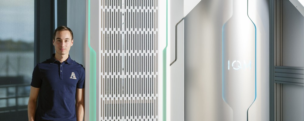 Eric Hyyppä katsoo kameraan.