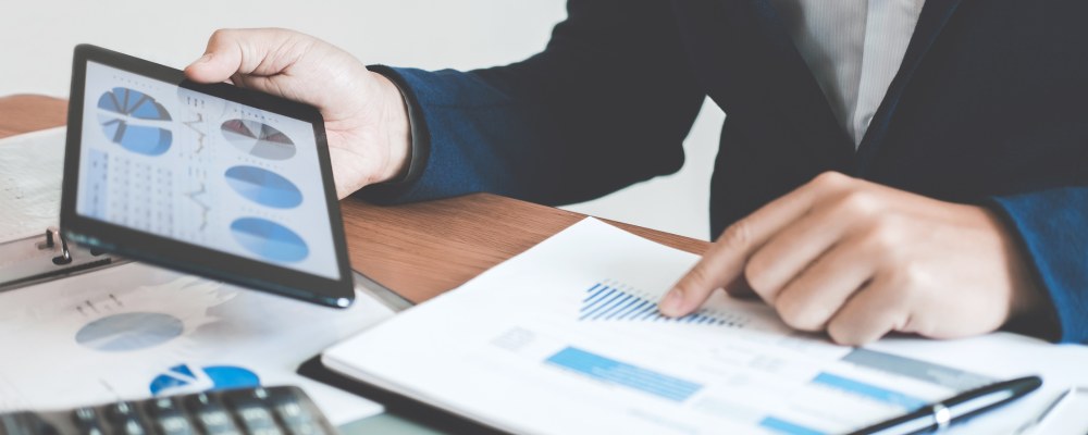 Henkilö katsoo graafeja.