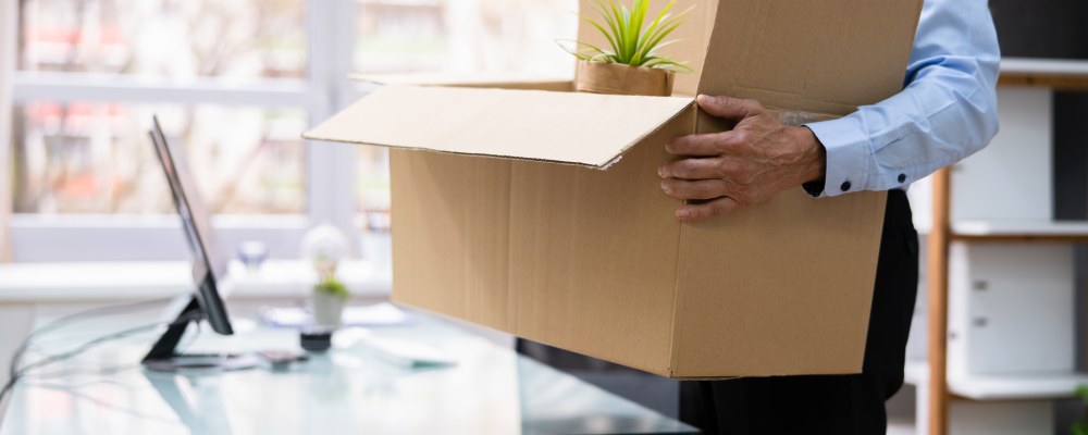 Irtisanottu kantaa pahvilaatikkoa.