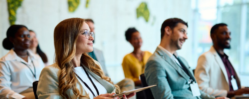 ihmisiä, innostuneena, istuvat