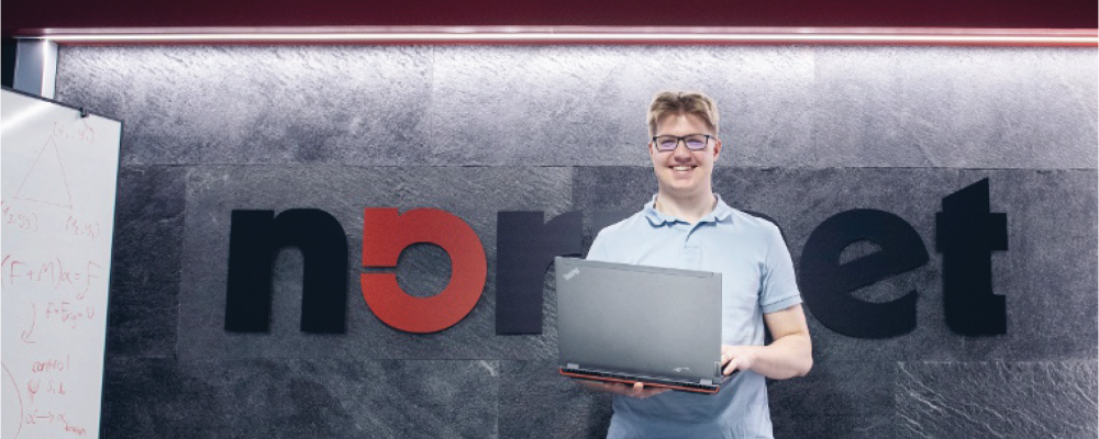 Eemeli Muurainen katsoo kameraan.