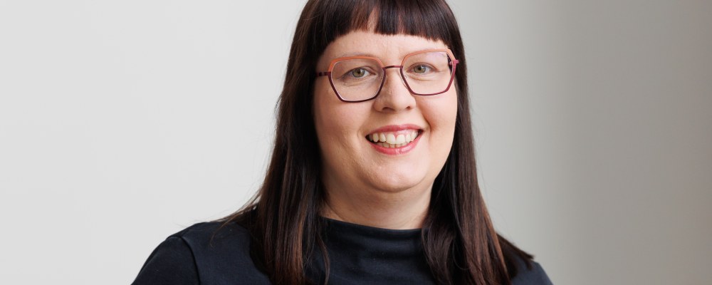 Profiilikuvassa Sonja Hyrynsalmi.