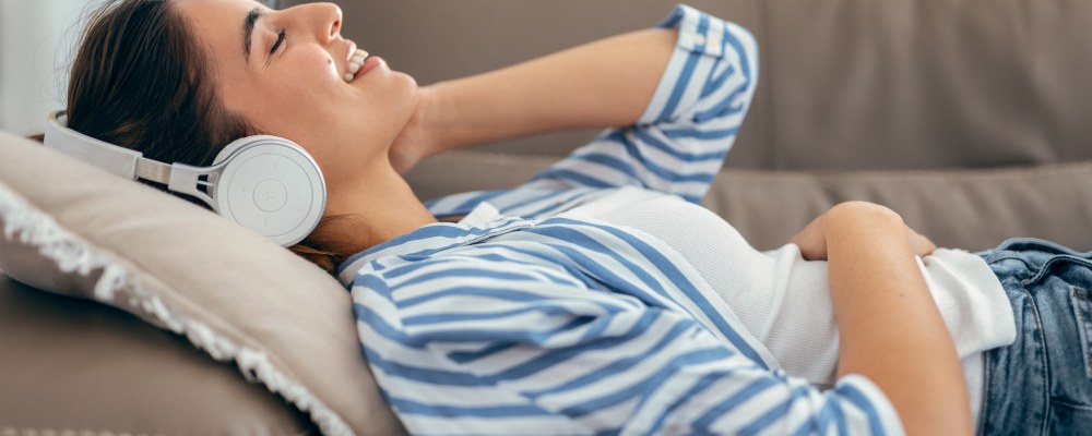 nainen, kuulokkeet, makaa