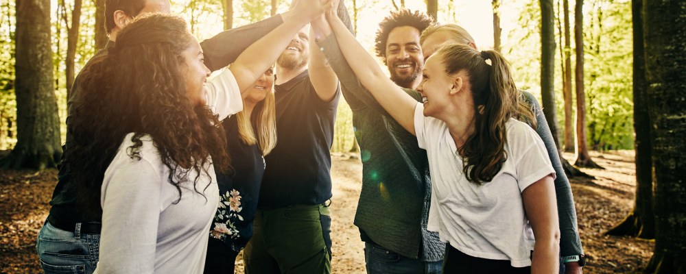 Tiimityö, ihmiset, kädet ylhäällä