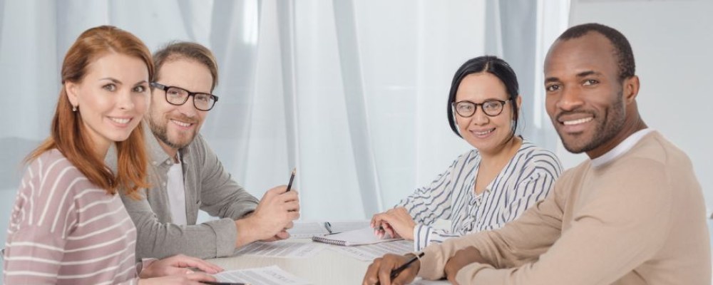 4 ihmistä, pöydän äärellä, TJS