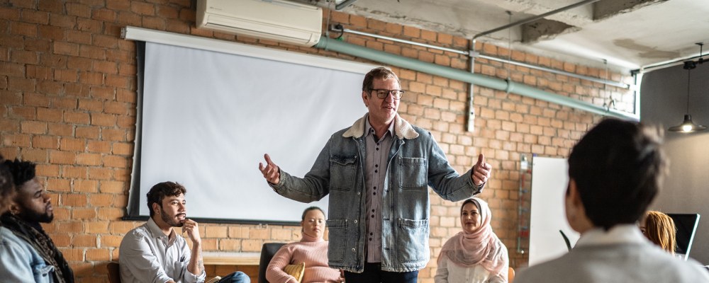 mies ihmisten ympärillä, puhe, vaikuttavuus