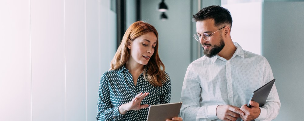 mies, nainen, läppärit, kävelevät