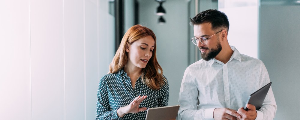 mies, nainen, läppärit, kävelevät