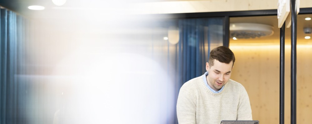 Henkilö pädin kanssa.