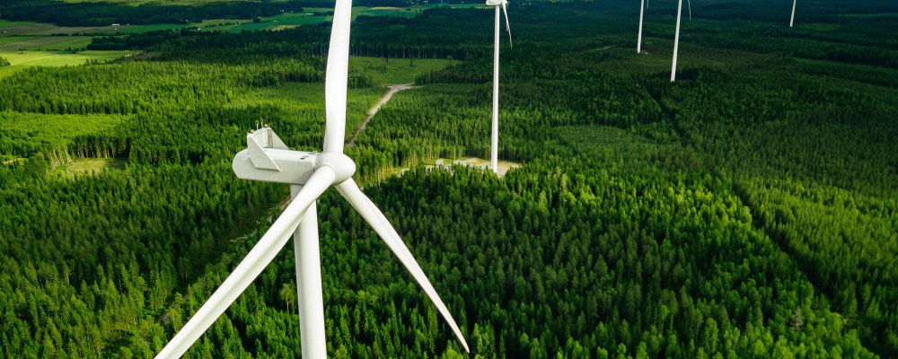 Tuulivoimaloita.