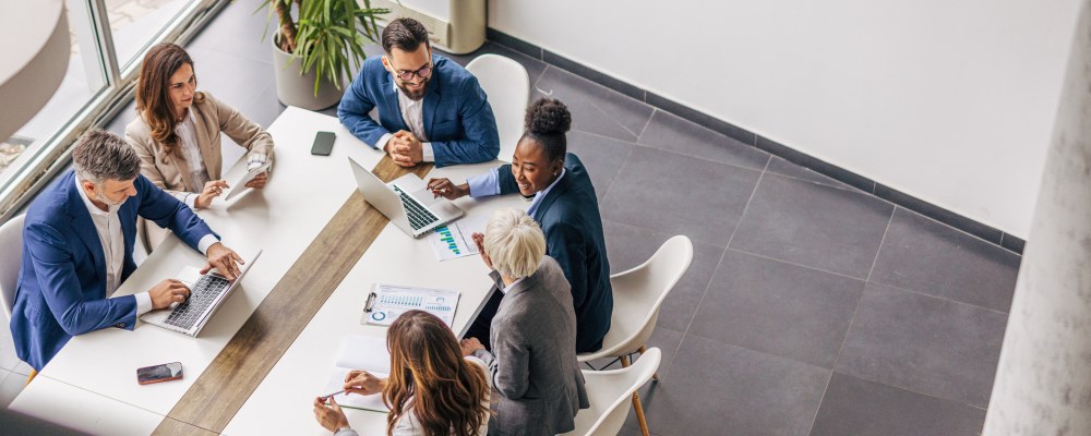 Henkilöitä neukkarissa.