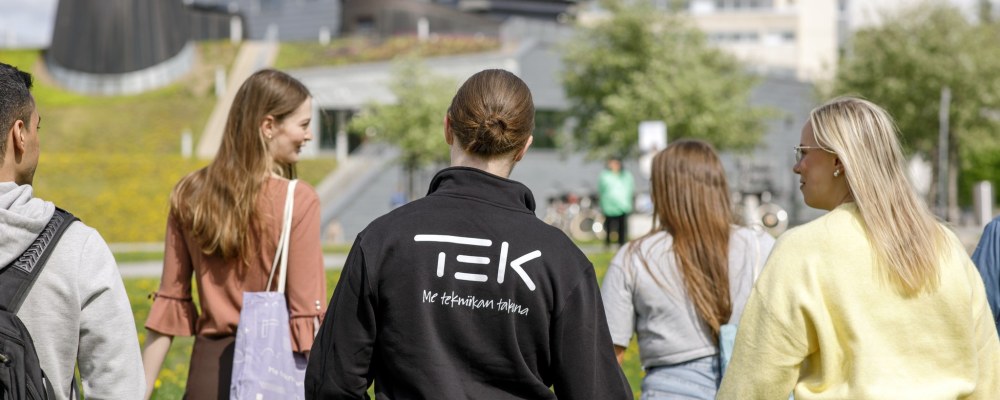 Opiskelijoita ulkona.