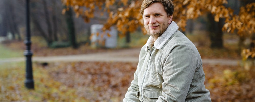 Mikael Hietala istuu puiston penkillä.