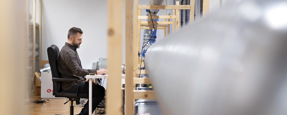 Tapio Pernu istuu työnsä ääressä.