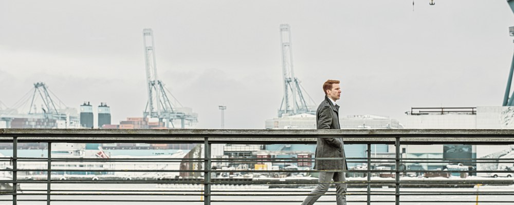 Joel Kronqvist kävelee satamassa.