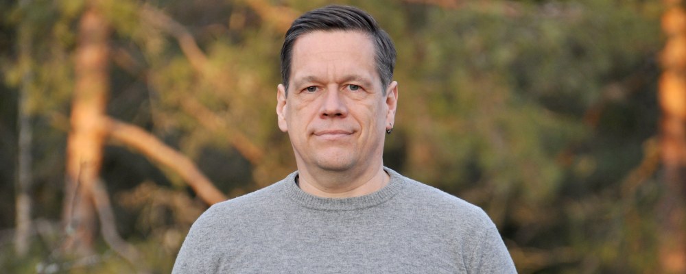 Janne Kalliola katsoo kameraan.