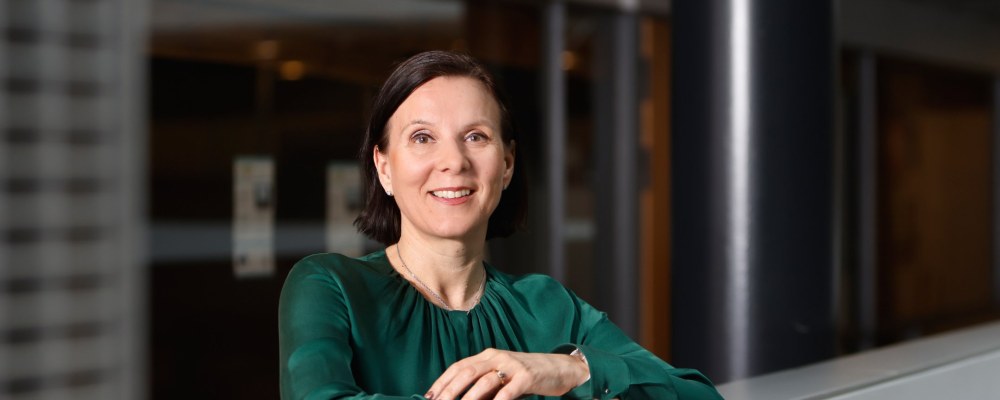 Laura Ruotsalainen katsoo kameraan.