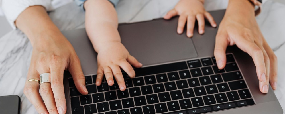 Vanhempi ja taapero käyttävät samaa tietokonetta.