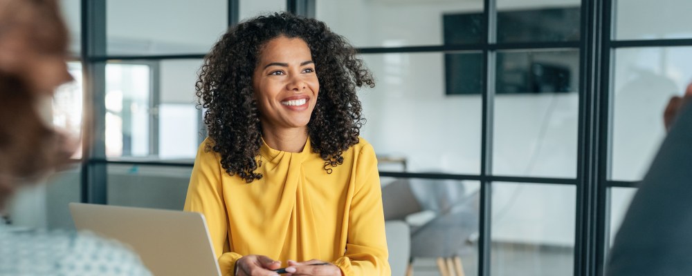 nainen, tietokone, keltainen pusero, rekrytointi