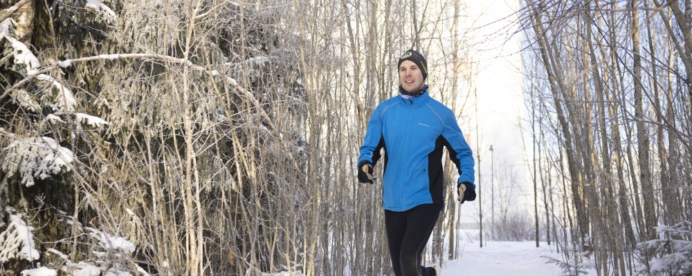 Teemu Pukkila juoksee metsässä.