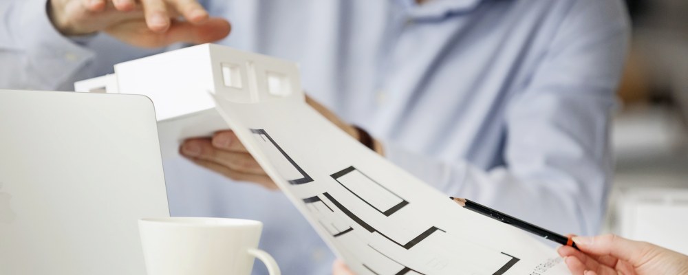 Ihmisiä kaavakuvan ääressä.