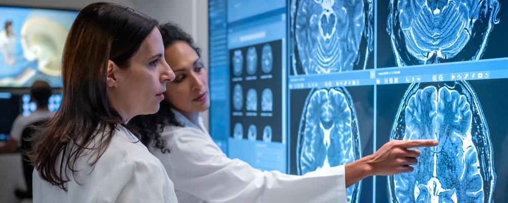 2 naista, tutkija, aivot