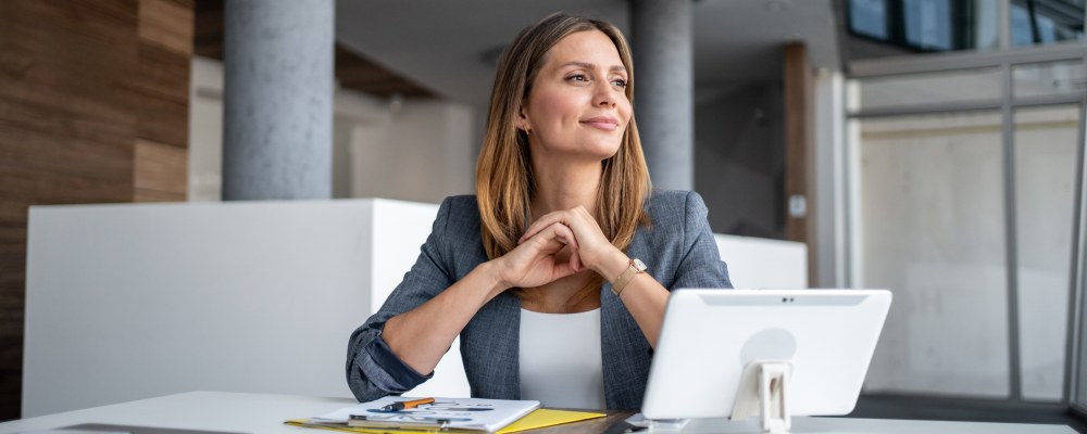 intuitio, nainen, pöytä, tietokone, istuu