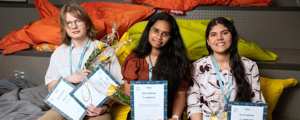 Kipinä-voittajat istuvat portaikossa tyynyillä.