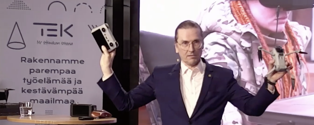 Mikko Hyppönen esittelee droonia.