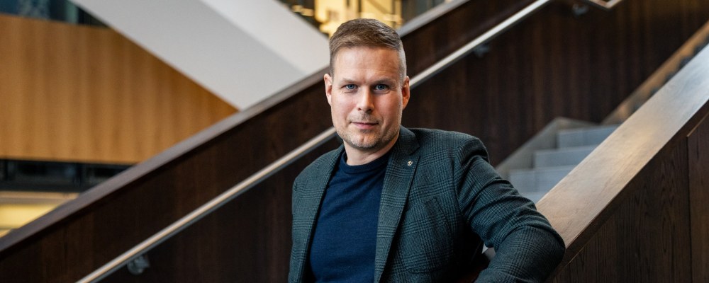 Mika Ruokonen katsoo kameraan