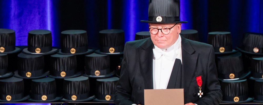 Jari Jokinen tohtorinhattu päässään.
