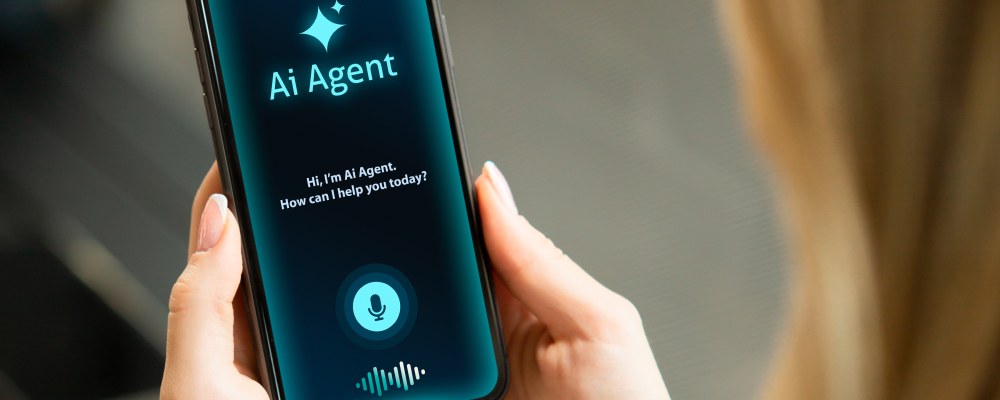 Henkilö käyttää puhelimella AI-agenttia.
