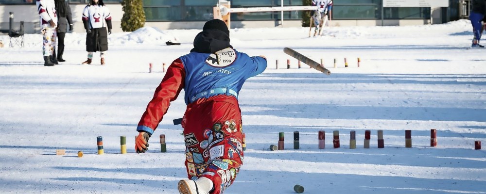 Teekkari kyykkää.