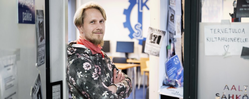 Miika Ihonen kiltahuoneella.