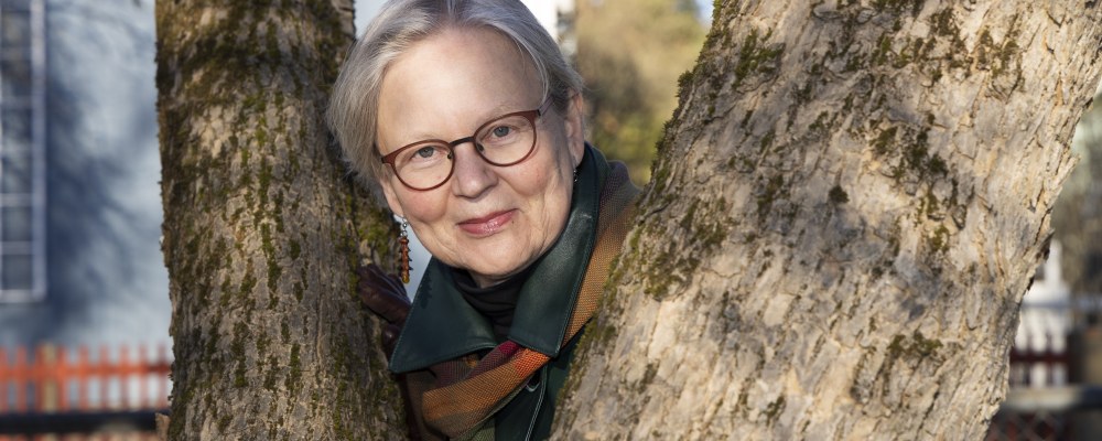 Kirsti Reskalenko katsoo kameraan.