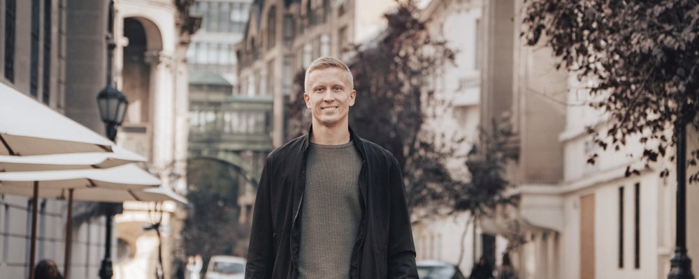 Joonas Ryhänen kuvattuna kaupunkimaisemassa Santiago de Chilessä