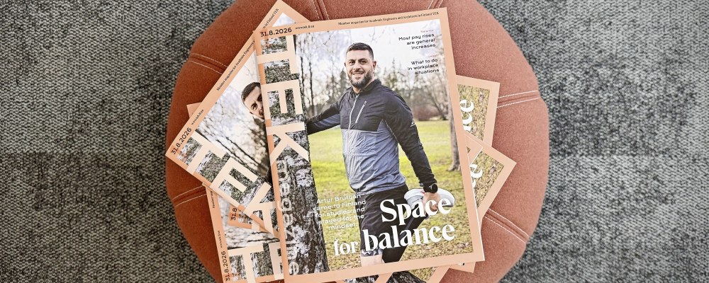 Pehmustetulla jakkaralla on pino TEK Magazine -lehtiä.