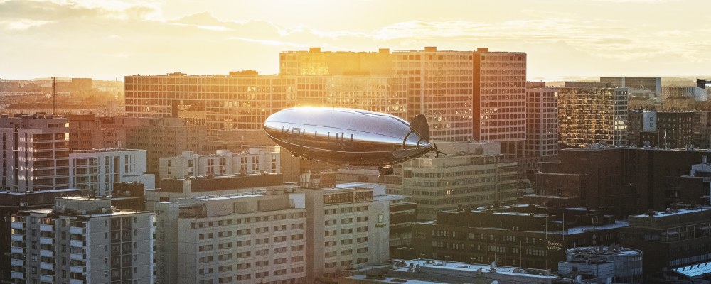 Kelluu-ilmalaiva Helsingin Itä-Pasilan yllä auringonnousussa