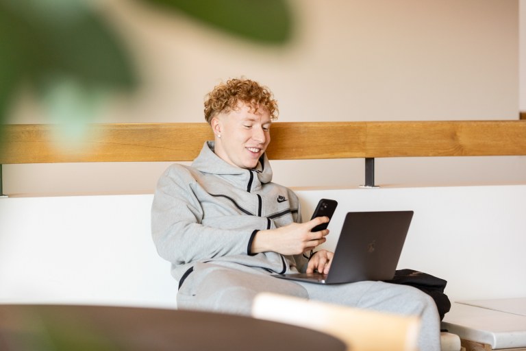Sosiaalinen media, läppäri, työnhakija, nuori mies