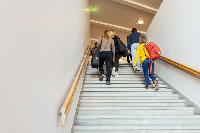 Kuvituskuva opiskelijoista Aalto-yliopistolla
