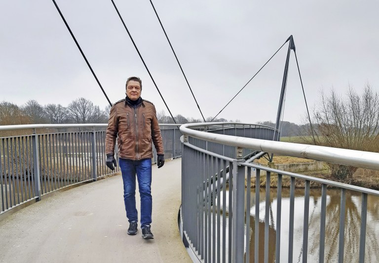 Aarre Viiala sillalla.