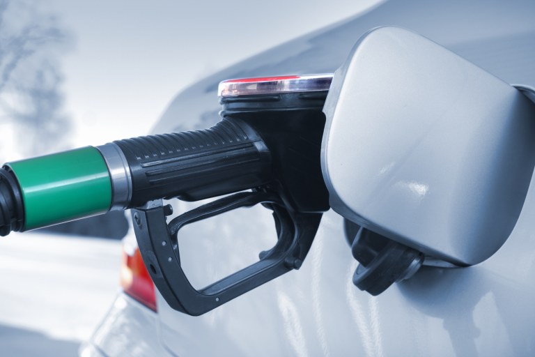 Biokaasun tankkaaminen autoon