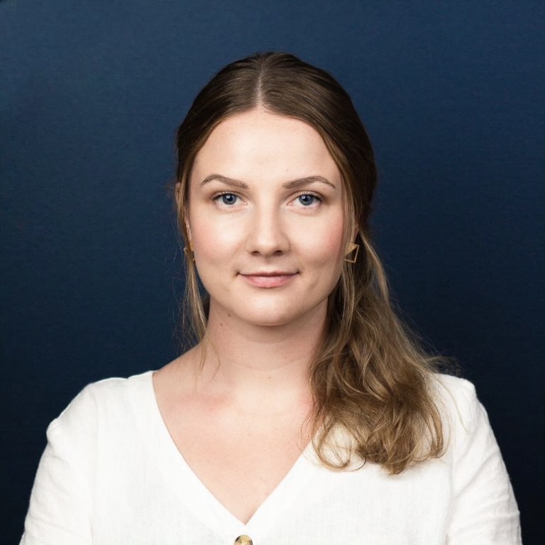 Maria Kultanen katsoo kameraan