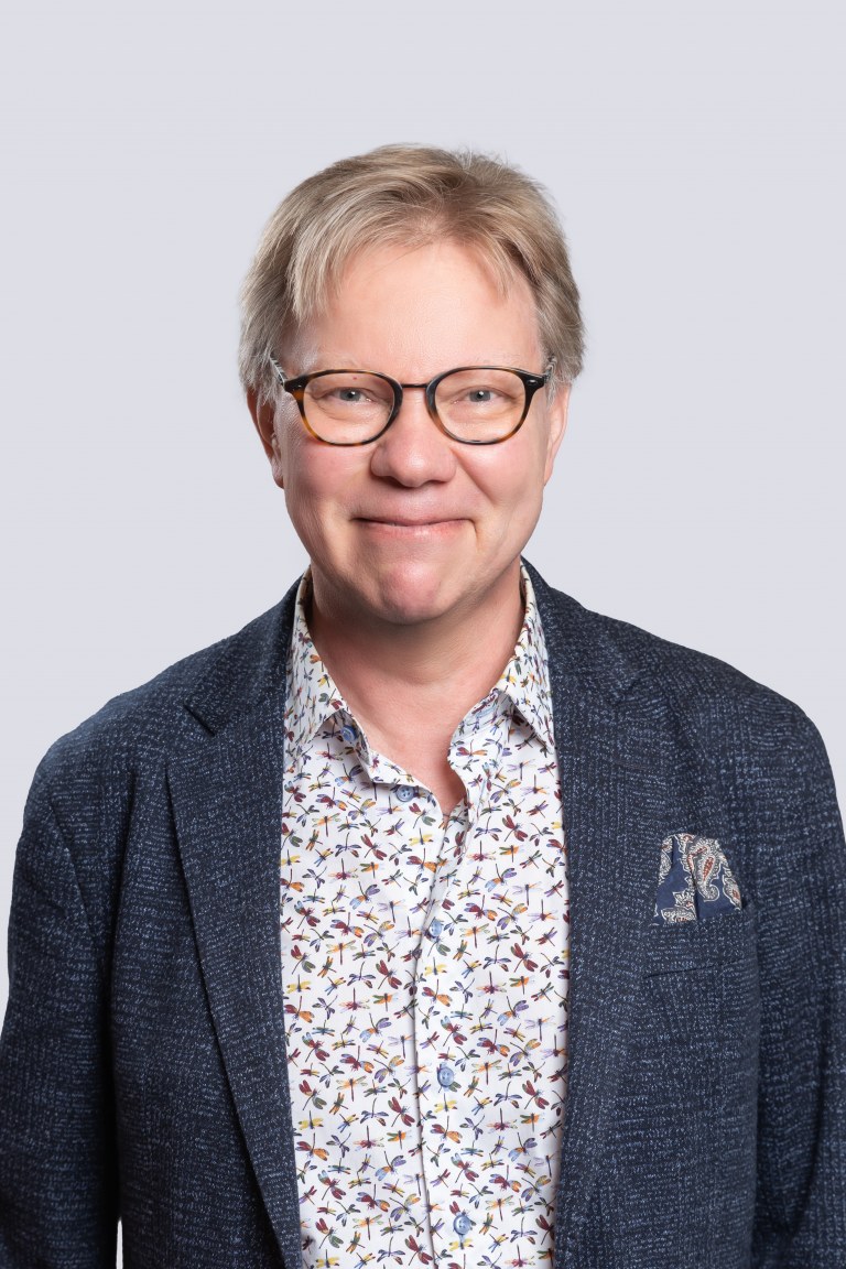 Jari Hakanen hymyilee