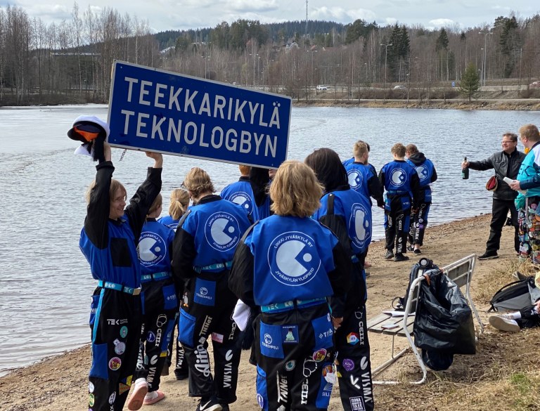 Jyväskylän teekkarikaste 2022 ja Teekkarikylä-kyltti