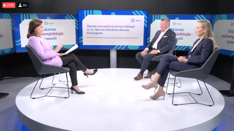 Eeva Lehtimäki, Jari Jokinen ja Maria Löfgren istumassa Akavan studiossa.