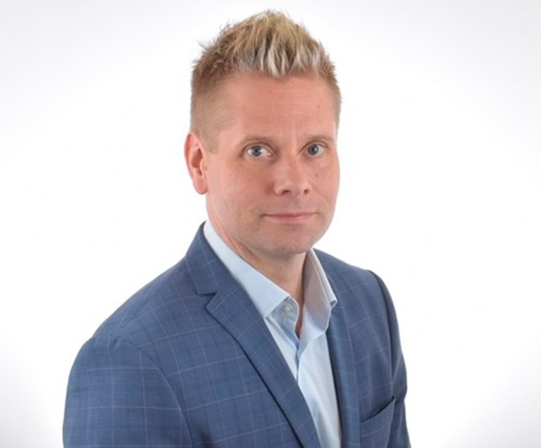 Antti Sekki katsoo kameraan