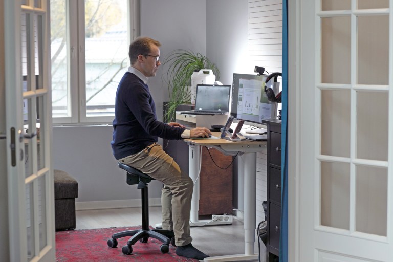 Jaakko Nauha istuu tietokoneen ääressä kotonaan.