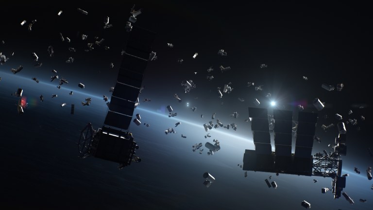 3D mallinnus, jossa rikkinäiset satelliitit kiertävät Maata.